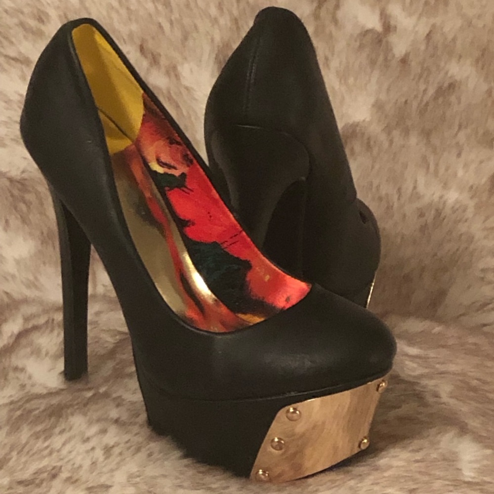 NEW Liliana Iggy Plated Pumps (fit 1/2 size small)